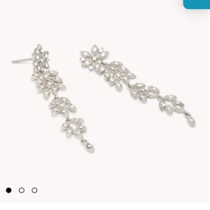 Lily and Rose örhängen silver  - Silverpläterad mässing. 5.5 cm långa. Använda en gång. https://lilyandrose.se/product/petite-laurel-earrings-crystal/