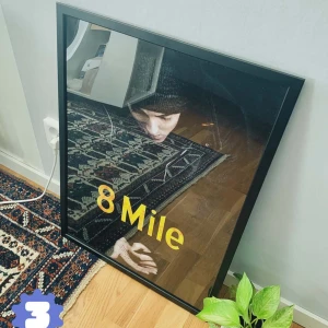 8mile -  Affisch som skulle passa perfekt i ditt rum!!Den är 50x70 cm och tryckt på papper av riktigt bra kvalitet. Om du vill veta mer eller är sugen på att köpa den, är det bara att höra av dig!