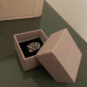 Peak ring edblad - Använd så lite repig men inget som syns tydligt eller nåt man tänker på • Säljs då jag bytt till guld • Nypris 400