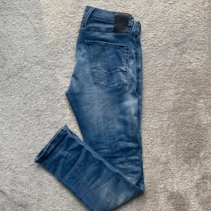 Replay jeans - Ett par sjukt feta replay jeans med snygg tvätt❗️| Skick: 9/10✅ | Modell: Anbass- Slim👖 | Hör av er vid mer frågor❗️