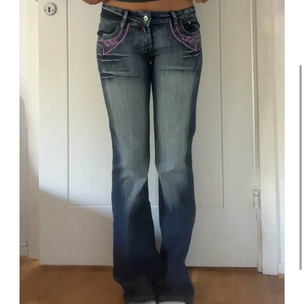 Lågmidjade jeans från Crazy Age, storlek S midjemått rakt över: 38cm innerben: 83cm ❤️‍🔥 jag är 165 och dom är långa på mig (går såklart att sy in) TAR EMOT PRISFÖRSLAG . Jeans & Byxor.