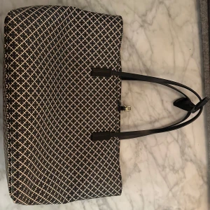 Malene Birger Väska - En fin abigale väska från Malene birger! Endast skador/fläckar inuti väskan, utanför ser den helt ny ut. Den är lite blöt på bilderna så tänk bort de blöta fläckarna. Nypris 3000kr