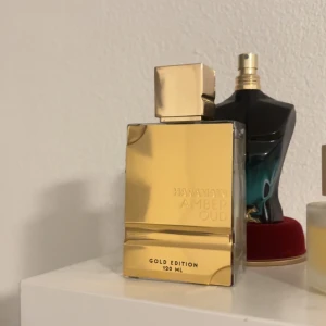 Al HaramainAmber Oud Gold Edition - Al Haramain Amber Oud Gold Edition 120 ml flaska som ni kan se är det mycket kvar av den därav säljs den för 500 ny pris på notino ligger på cirka 1000kr samt original förpackning kommer med