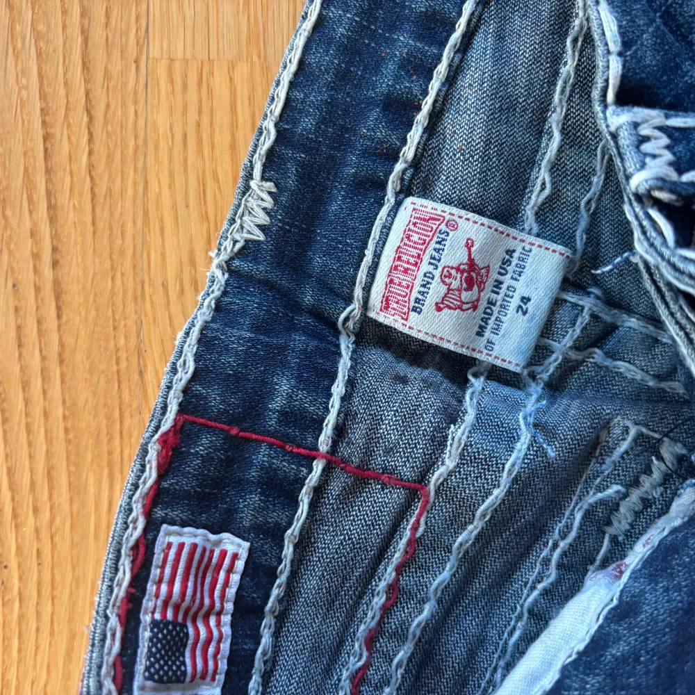 Säljer dom här jättefina lågmidjade true religion jeansen !! Dom är i storlek 24 men dom är ganska små i storleken 💓 dom har ett pyttelitet hål mellan benen men har lagat det så det syns knappt. Pris kan diskuteras 💓💓midja: 33cm innerben: 79 cm. Jeans & Byxor.