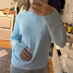 stickad tröja  - används ej längre, den är lite nopprig men annars fint skick! Storlek M men sitter mer som S