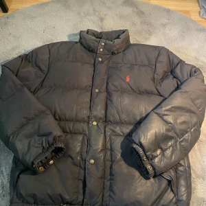 Polo jacka - Rensar ut min garderob och får fram den hära fina jackan. Den har använts i ungefär 2 år och har sina skråmor här och där. Den är då inte i ny skick. Storlek:L Ny pris ca 4000kr