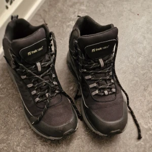 38trekmates130kr - Hej jag ska sälja den vinter skor bara 130.om ni intressera  kontakta mig.M.v.h
