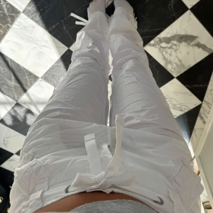 cargobyxa vintage - fina cargo pants i bra skick, dock något slita vid hälarna bak på byxorna