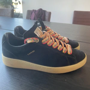Lanvin curb sneaker - Tja, INTRESSEKOLL på mina sjukt feta lanvin curbs i sjukt bra skick (använda 2 gånger). Box, dustbag, kvitto mm ingår givetvis vid köp! Dessa är storlek 44 men sitter mer som 43 skulle jag säga. Skriv vid minsta lilla fråga eller fundering! // Dante 