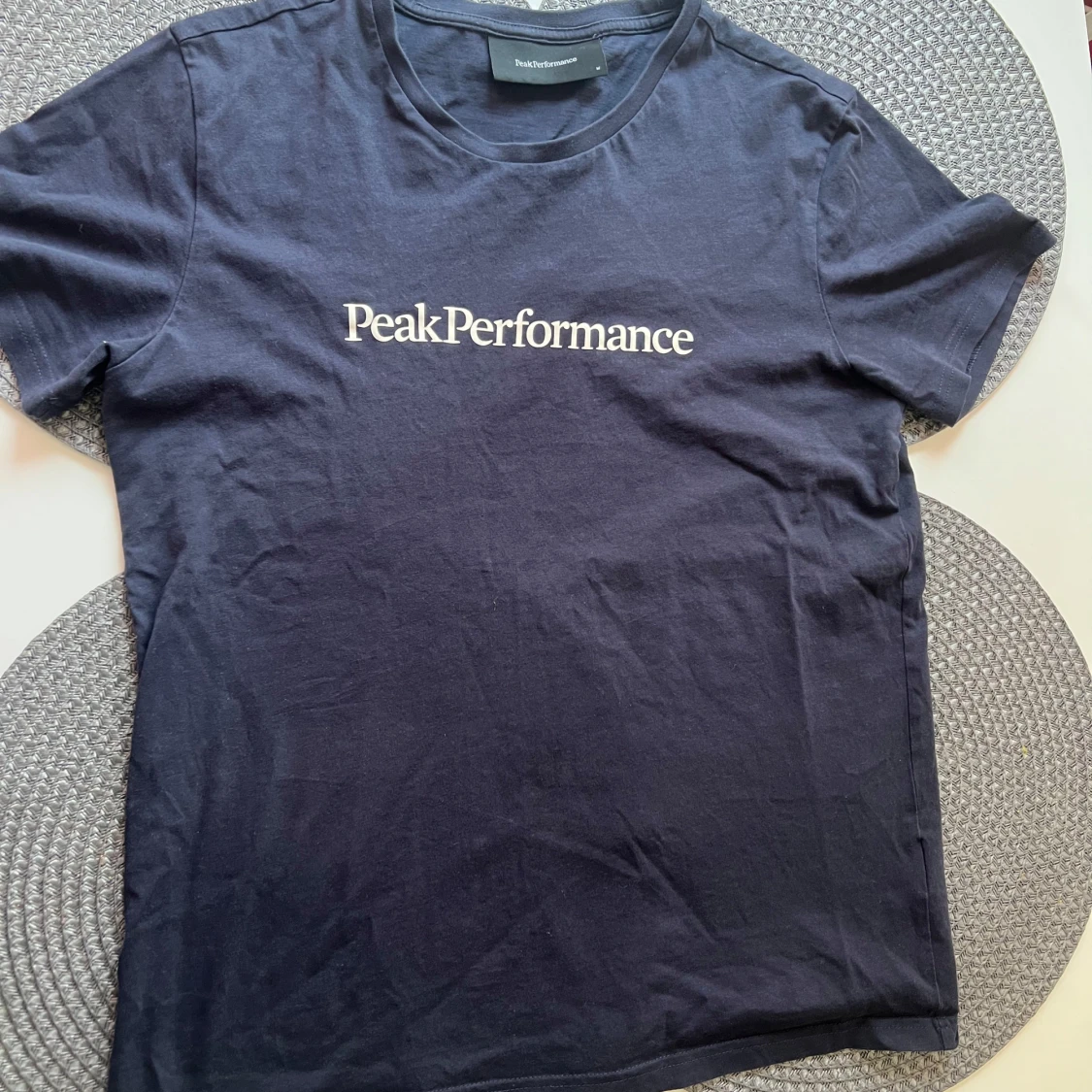 Marine blå t-shirt från Peak Performance - 2