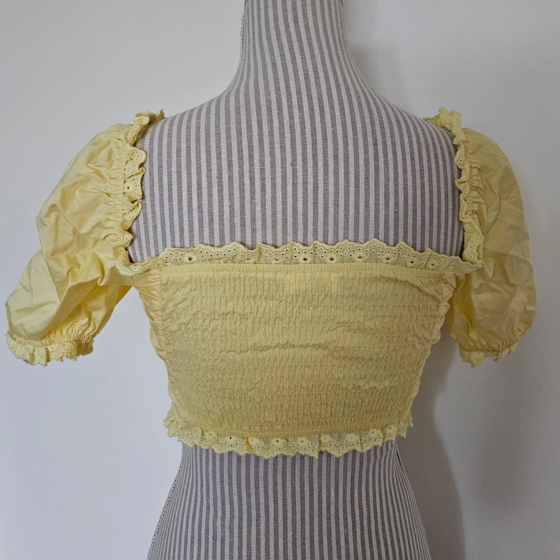 Gul topp från Dollskill - 2