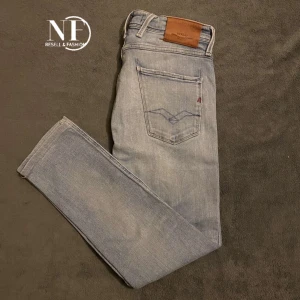 Replay anbass - Tja! Säljer ett par ljusblå jeans från Replay i modellen anbass. Byxorna är i storlek W30, L32 och är i väldigt fint skick. De har en unik design med stilrena slitningar framtill. Hör av er vid eventuella frågor eller funderingar!🤝