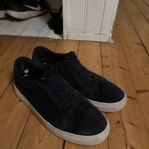 Vagabond Paul 2.0 Navy blue sneakers i mocka - Snygga navy sneakers i mocka med vit sula. Skorna har snörning och en stilren design som passar perfekt till vardags. De är bekväma och lätta att matcha med olika outfits. Skorna är storlek 43 men passar som 44 