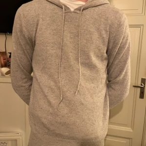 Grå soft goat hoodie - Säljer en grå hoodie från soft goat. Nästan helt i nyskick, inget nopprigt eller liknande. Pris kan diskuteras vid snabb affär!!
