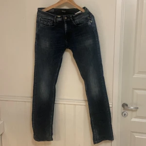 Mörkblå jeans från Replay - Snygga mörkblå jeans från Replay i ekologisk bomull. De har en klassisk femficksdesign och en knappgylf. Perfekta för en stilren look. Pris kan diskuteras  perfekt för en lång och smal grabb