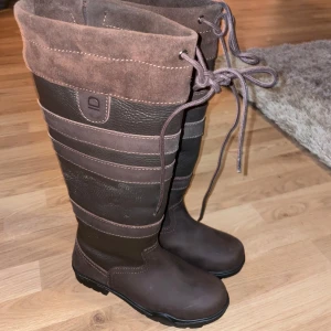 Bruna ridstövlar med snörning - Oanvända Snygga bruna stövlar i skinn och mocka med snörning upptill. Dom var för små för mig vid vaderna satt ja säljer dom istället☺️
