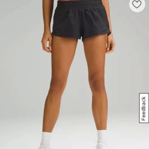 Lululemon Hotty Hot Low-Rise Lined Short 2.5 - Säljer då jag råkade klippa av lappen på fel shorts, alltså helt oanvända! Orginalpriset är 665 men säljer för 390 då jag vill bli av med de så snabbt som möjligt 💓De är i storlek 6 vilket motsvarar EU 36/38 