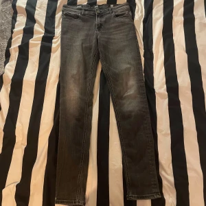 Jack and Jones jeans - Snygga Jack and Jones jeans i bra skick. Storlek 16 yr/ 170cm, sitter slim 