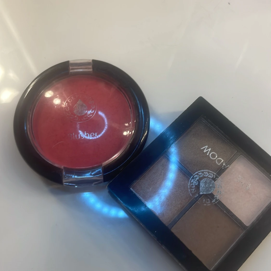 Rouge och ögonskugga från depend