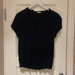 Svart blus från JDY - Använd få tal gånger så i bra skick! Köpt på zalando. Passar perfekt till tjejmiddag. 