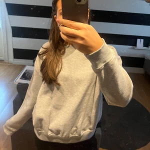 Grå sweatshirt - Säljer denna enkla sweatshirt från Lager157 💕 knappt använd och bra skick 🫶🏻