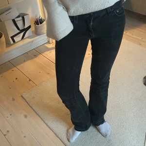 Lågmidjade bootcut jeans - Snygga svarta jeans med bootcut och låg midja😍Midjemått: 38cm, Innerbenslängd: 83cm