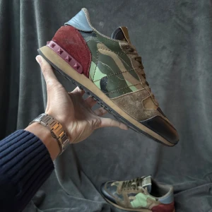 Valentino rockrunner skor - Valentino rockrunner skor i fint skick | orginalstorlek: 43, fråga om innermått vid osäkerhet | ingår: endast skorna | fraktar spårbart eller möts upp i Täby 📍