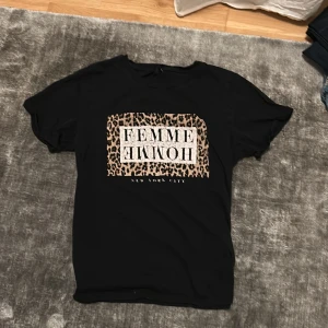 Svart t-shirt från Gina Tricot - Snygg svart t-shirt från gina tricot. Storleken är L men den sitter som en S