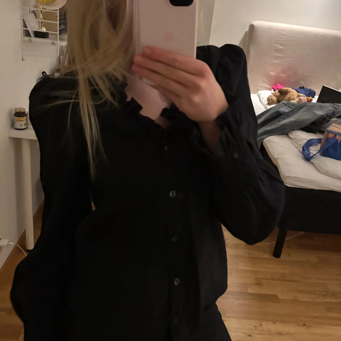 Svart blus men volang detaljer