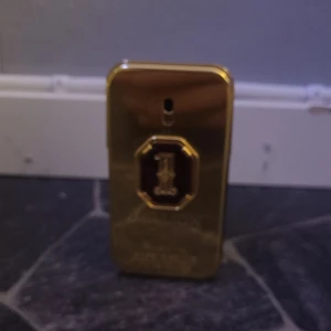 1 Million Royal Parfum från Paco Rabanne - Säljer en lyxig 1 Million Royal Parfum från Paco Rabanne. Flaskan är i guld med en elegant röd detalj.. Perfekt för den som vill ha en exklusiv doftupplevelse. 45 ml kvar 