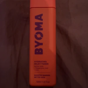 Byoma Hydrating Milky Toner - Byoma Hydrating Milky Toner. Denna mjuka, mjölkiga formula hjälper till att bevara fukt och stärka hudens barriär. Perfekt för känslig hud. Ordinarie pris 189 och den är helt oanvänd och oöppnad.