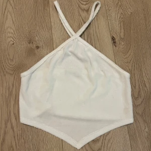 Fint linne - Fint unikt linne. Axelbanden går i kors i ryggen. Använd 1 gång, säljer då den inte kommer till användning :)