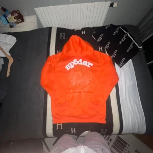 sp5der hoodie  - Säljer nu denna riktigt feta hoodien som det står sp5der på bröstet. Väldigt bra skick endast lite nopprig på den nedre delen. Storlek xs-s, passar 160-165cm. Skriv gärna om ni har frågor eller är intresserade.(r3plica)