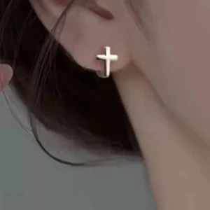 Silverörhängen med korsdesign - Snygga och stilrena silverörhängen i form av kors. Perfekta för att ge en subtil men elegant touch till din look. Tillverkade i 925 sterling silver vilket garanterar hög kvalitet och hållbarhet.