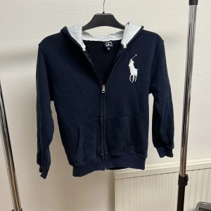 Ralph lauren zip - Säljer denna schyssta raffe hoodien! Storlek xs-s! Skick 9/10! Hör av dig vid minsta fundering😄