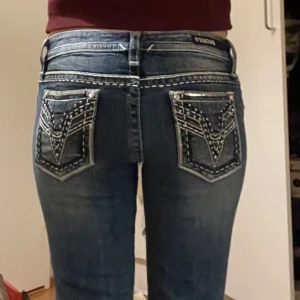 Low waist jeans - Snygga blå jeans från Vigoss med dekorativa bakfickor och kontrastsömmar. De har en låg midja. Midja:38cm Innerbenslängden:72cm Skriv om du har några frågor!❤️