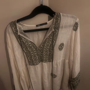 Vit och grön blus från zara,  - Säljer min fina zara blus för den kommer inte till användning, för mer info kontakta gärna💕