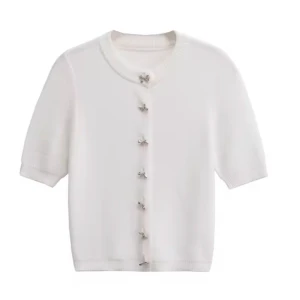 Vit kofta från Zara - Säljer en stilren vit kofta från Zara med korta ärmar och dekorativa knappar i form av rosetter. Perfekt för en elegant look. Köpt för 379kr men säljer 150kr. Stl M men går absolut S och nog XS också