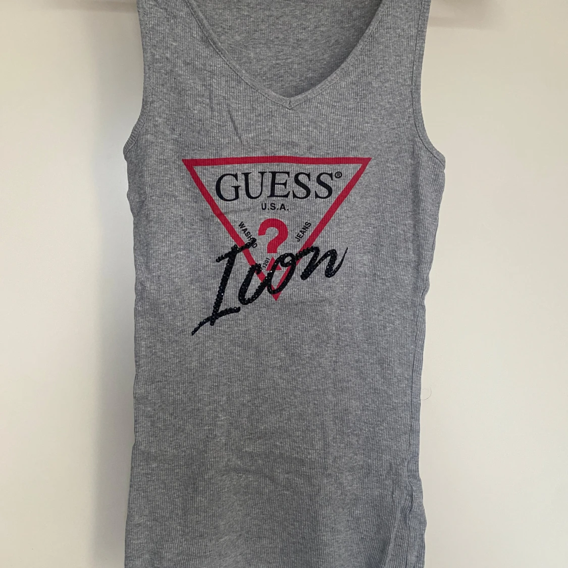 Grå ribbad linnetopp från Guess