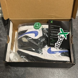 Jordan 1s - Säljer ett par snygga Jordan 1 mid som är i gott skick 7/10✅Skorna har defekter både på utsidan men också hål i hällen därefter priset✅Nypris 1800 mitt pris 499✅Box och allt annat medföljer (äktighetsbevis finns) Hör av er vid frågor och funderingar🤗🤝