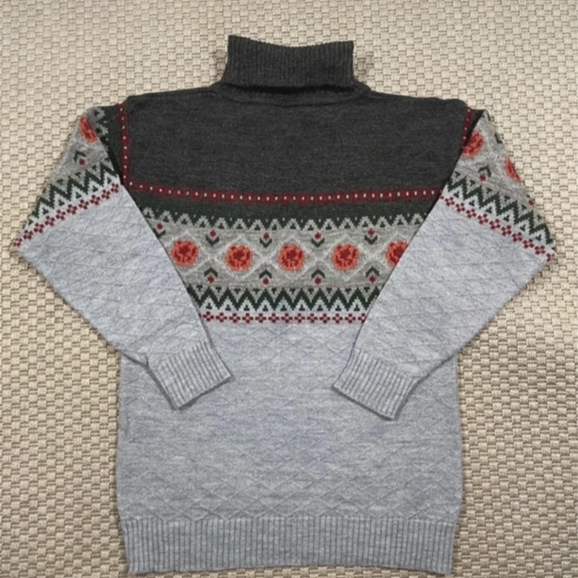 Stickad tröja i grått och svart - 1