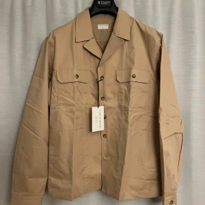 Ny Tiger of Sweden overshirt  - Säljer en ny Tiger of Sweden overshirt i storlek M. Nypris nästan 2000kr, aldrig använd, lapparna kvar. Säljes då den var för stor för mig och gick ej att returnera.