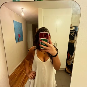 Vit sommar klänning från Gina Tricot! - Säljer en stilren vit klänning från Gina Tricot. Klänningen har en luftig passform och är perfekt för varma dagar. Den är enkel och jätte söt! 