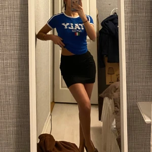 Svart minikjol  - Svart minikjol från hm är i nyskick, aldrig använt.  Perfekt till vilken outfit som helst både för vardagar och som en utgångs outfit!💓