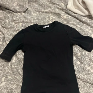 Svart topp  - Jätte söt svart topp från zara i storlek S! Har använt den 1 gång men den är tyvärr för liten för mig. Köptes för 200
