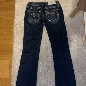Miss me jeans - Säljer mina miss me jeans då de är lite för långa på mig💕De är i eu storlek 32-34 och originalpriset var 1800kr. Har en defekt längst ner på högra benet (bild 4) men det syns knappt när man har på sig jeansen❤️