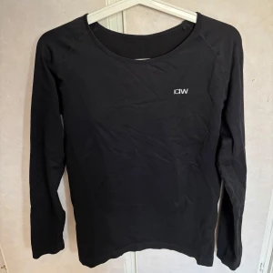 Svart långärmad tröja från ICANIWILL - Trängnings långärmad från ICANIWILL, väldigt fin och bekväm, vid funderingar hör av dig!!💕