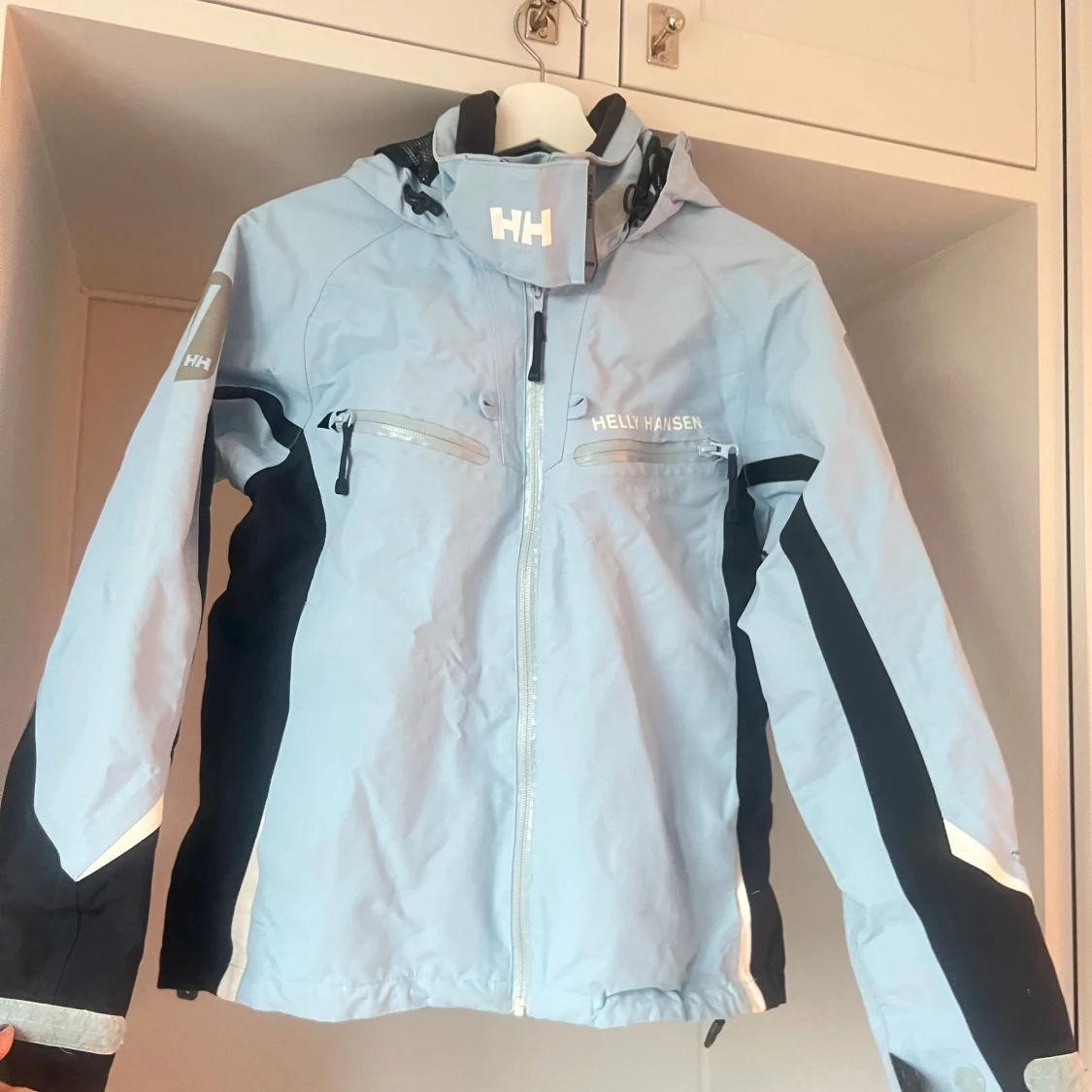 Ljusblå Helly Hansen jacka