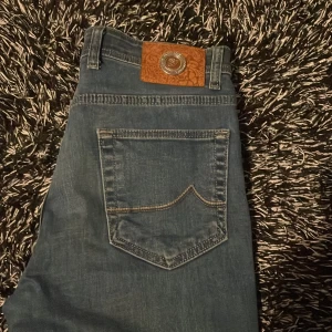 Jacob Cohen jeans  - Tjena, säljer ett par feta Jacob Cohen jeans. Skick 9/10 inga defekter. Passform = Slim. Storlek 33 passar 32 också. Bara att höra av sig vid funderingar!