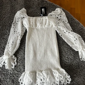 Vit klänning  - Säljer denna super fina helt oanvända klänningen från pretty little thing. Den är helt oanvänd för den var för stor tyvär. Den är i strl 36. 